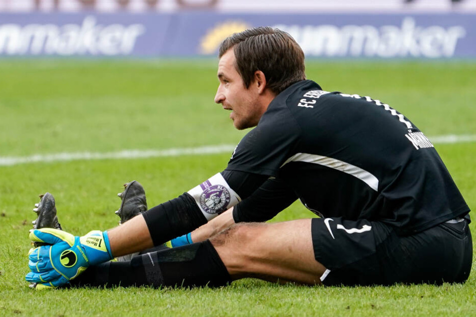 Martin Männel sitzt in Sandhausen auf dem Rasen. Trotz des Punktgewinns war Aues Kapitän nicht mit allem einverstanden.