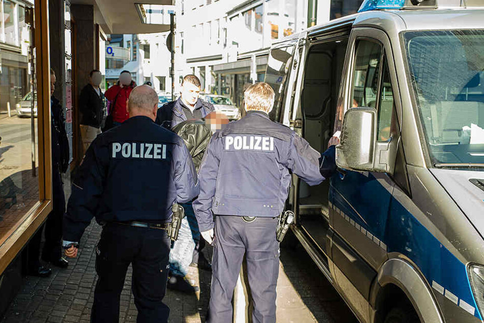 Mit Handschellen und Fußfesseln wurde der mutmaßliche Täter im Gefangenentransport abtransportiert.