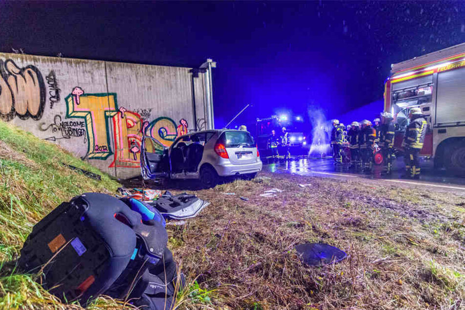 Die A-Klasse krachte gegen die Betonmauer.