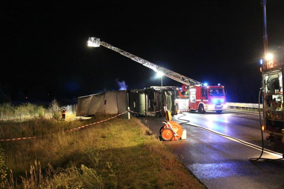 Nachdem ein Tiertransporter auf der A38 verunglückt war, hatten sich zehn Kühe befreit und waren auf die Fahrbahn gelaufen.