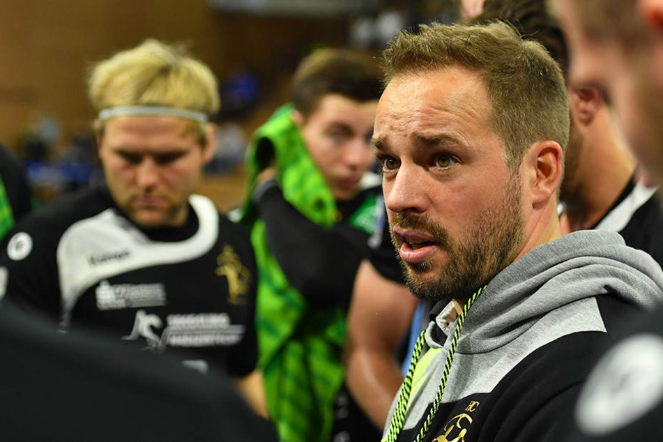 HCE-Coach Christian Pöhler während einer Pausenbesprechung mit seinem Team.
