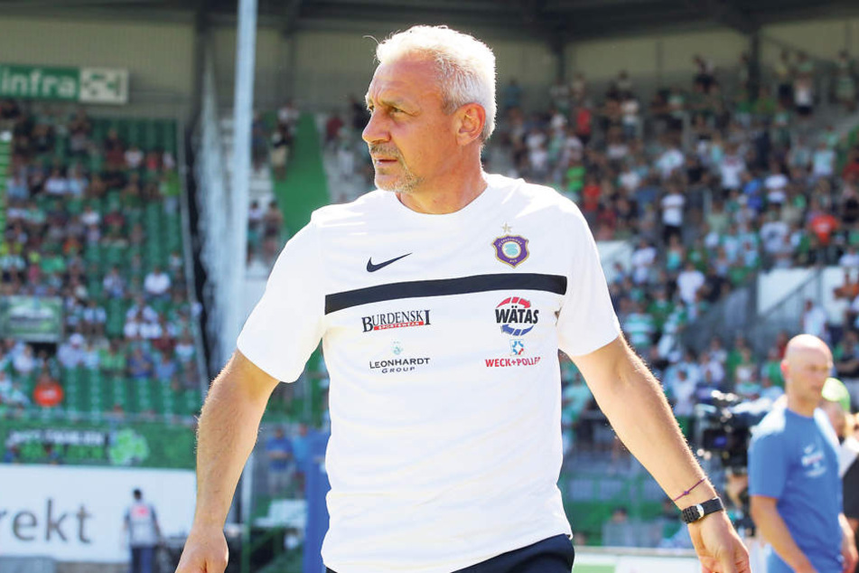 Keine bösen Worte! FCE-Trainer Pavel Dotchev verteidigt nach der späten Niederlage Steve Breitkreuz.