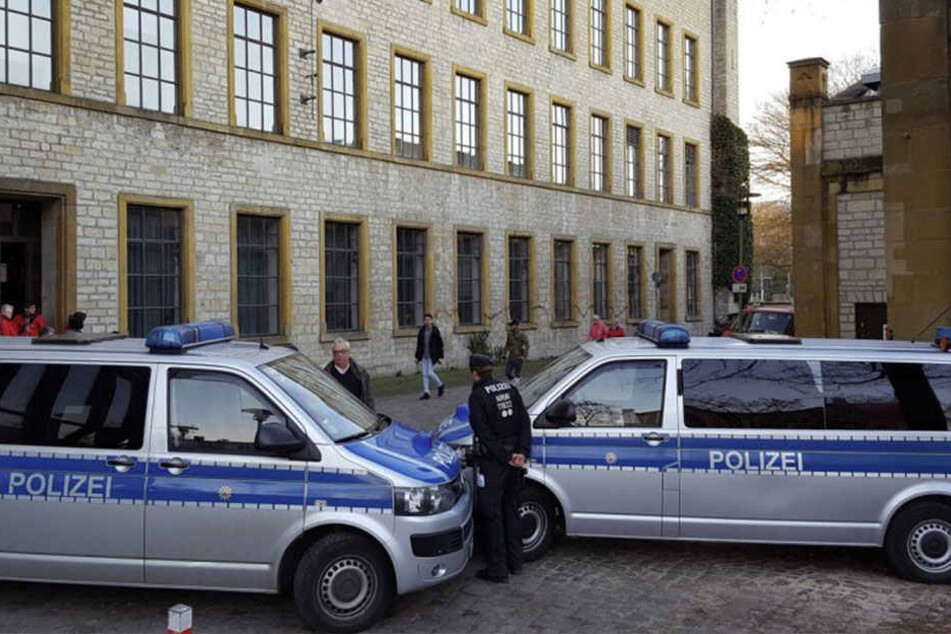 Mit Polizeiwagen wurde die Ravensberger Spinnerei abgesichert.