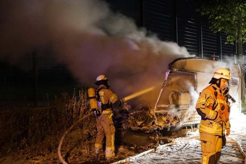 Die Feuerwehr löschte die Flammen, konnte den Anhänger aber nicht retten.