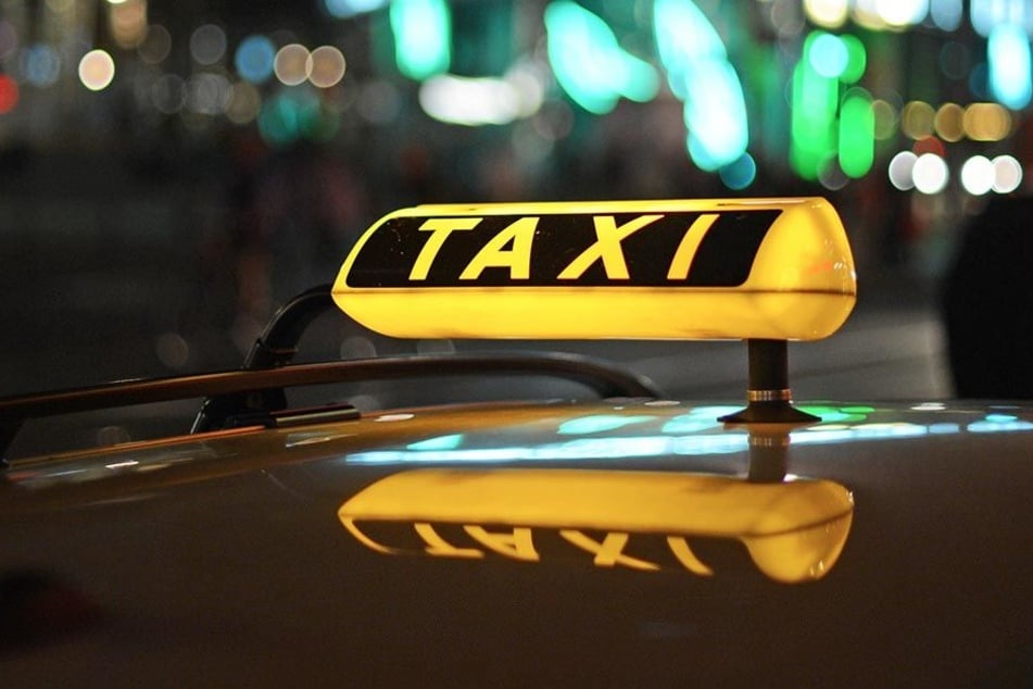 Die Frau behauptet, die Männer seien zu ihr ins Taxi gestiegen und hätten sie später vergewaltigt.
