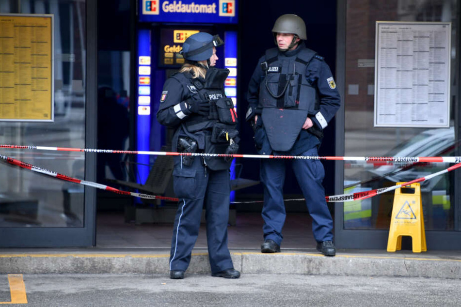 Zwei Polizeibeamte stehen am Eingang eines Bahnhofs. (Symbolfoto)