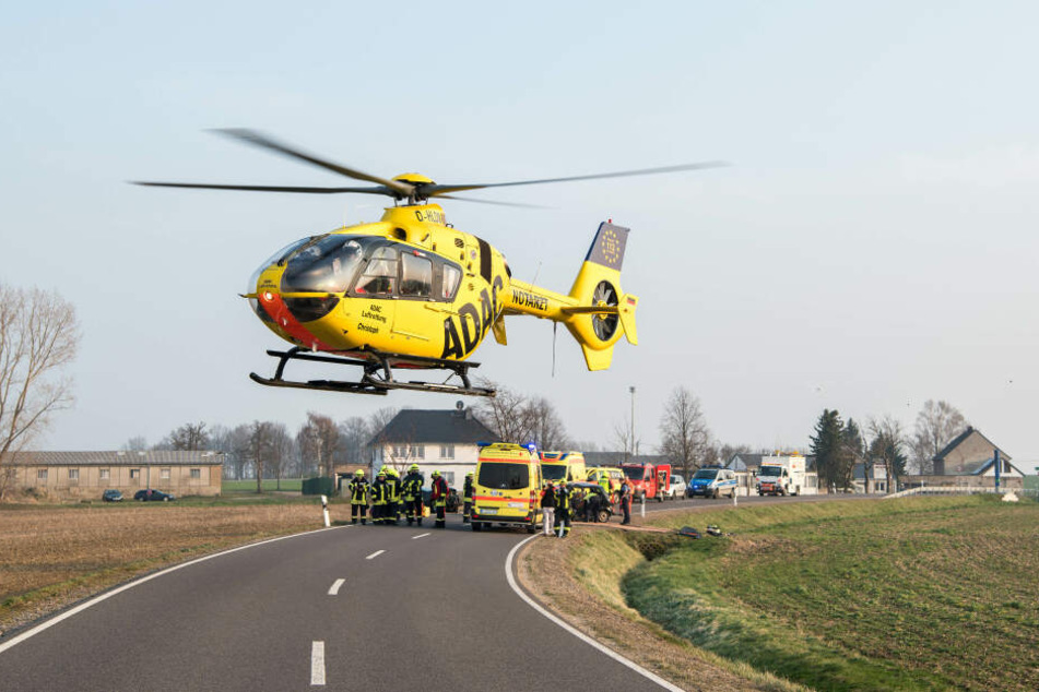 Ein Verletzter wurde mit einem Rettunsghubschrauber ins Krankenhaus gebracht werden.