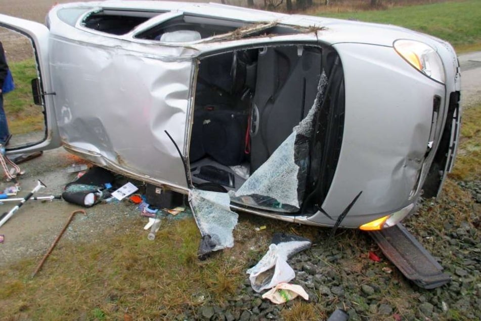 Das Auto überschlug sich im Straßengraben.