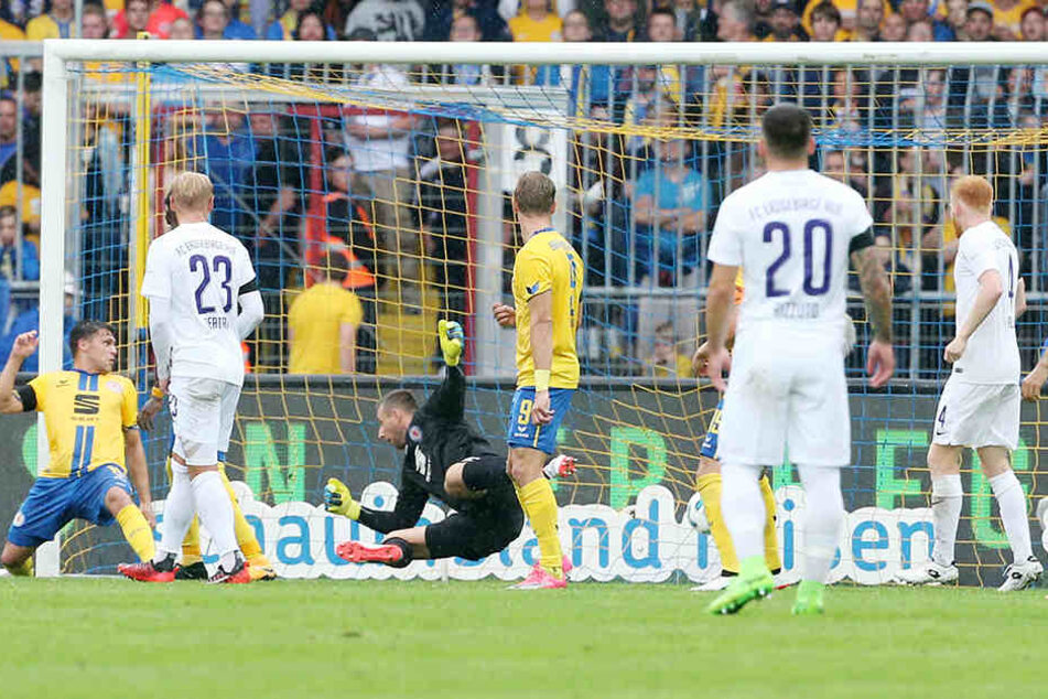 Braunschweigs Torwart Fejzic hatte beim Nazarovs Schuss keine Chance.