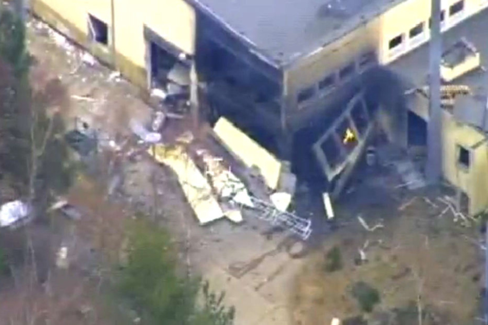 Nach der Explosion in Lübben, wurde nun eine Leiche entdeckt. Die Schäden am Werk sind aus dem Polizeihubschrauber gut zu erkennen.