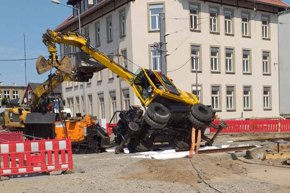 Das tonnenschwere Gefährt drohte umzukippen.