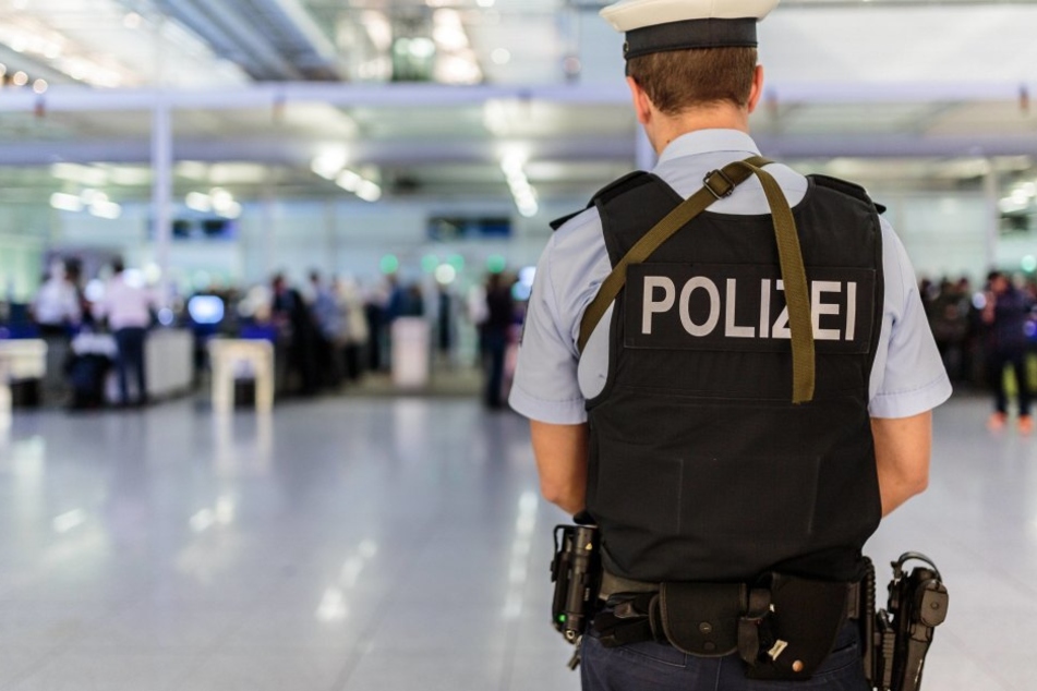 Am Münchner Flughafen schnappten sich die Beamten einen international gesuchten Verbrecher.