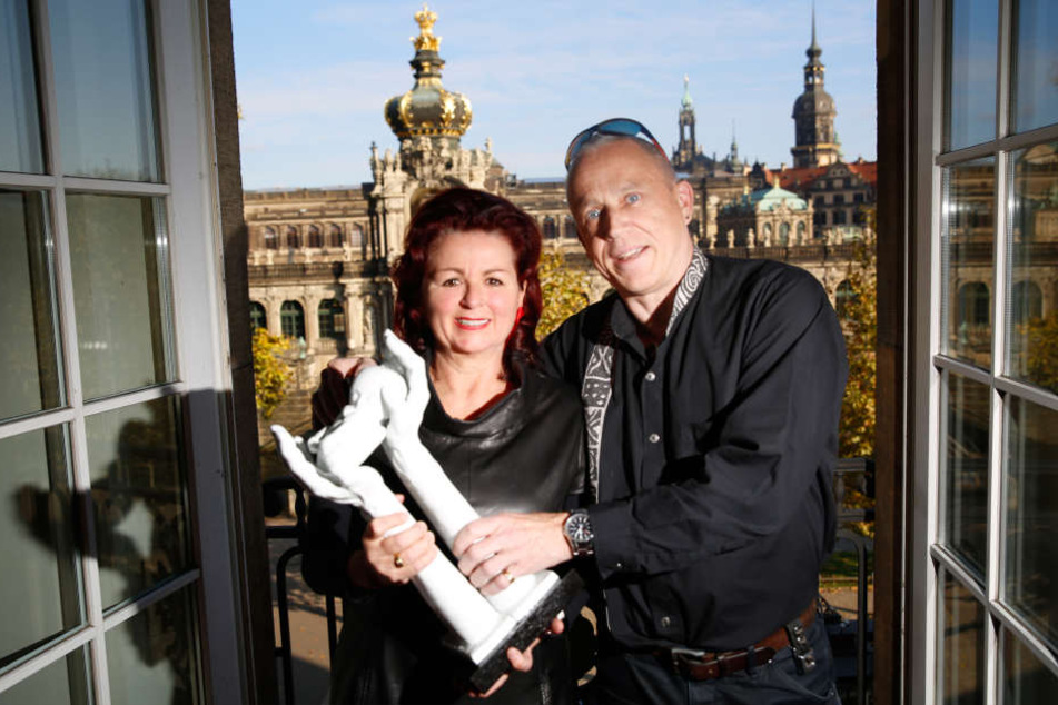 Gala-Initiatiorin Viola Klein (57) und Hope-Gründer Stefan Hippler (56)
machen mit dem Kaffernbüffel, der am Samstag über die Bühne läuft, schon mal
Bekanntschaft.