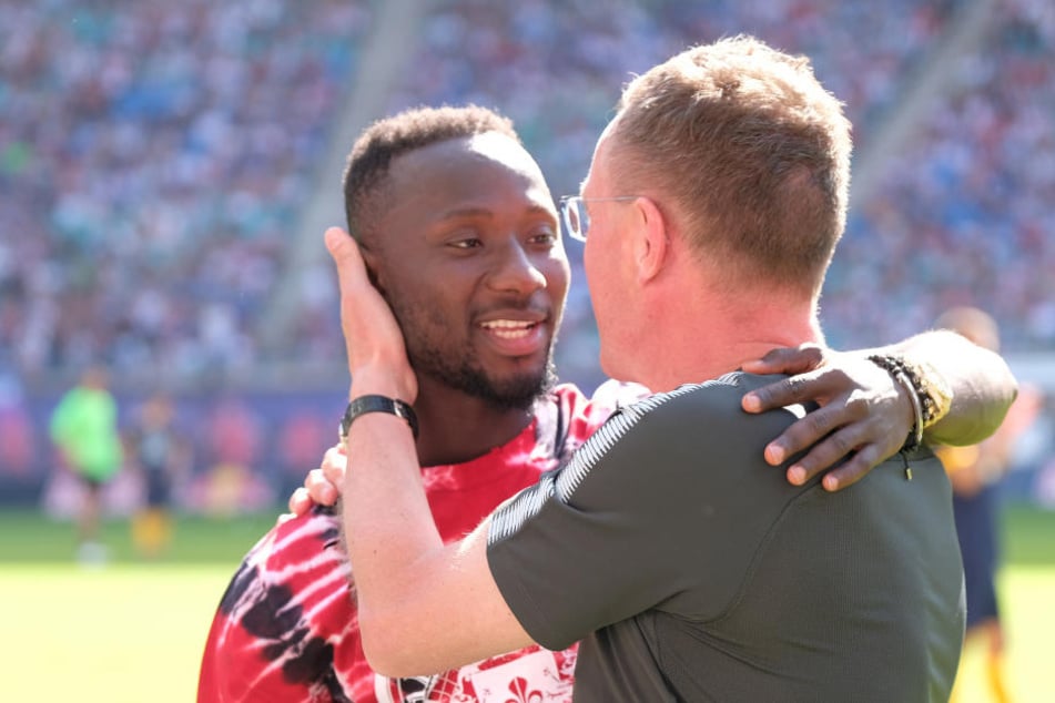 Letzte Umarmung mit Ralf Rangnick beim Abschiedsspiel von Dominik Kaiser Mitte Mai in der Red Bull Arena. Anschließend ging es für Naby Keita nach Liverpool.