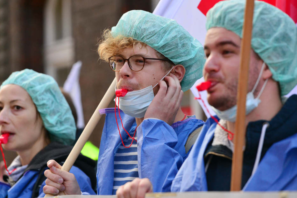 Die Mitarbeiter des Kreiskrankenhauses Stollberg wollen am Mittwoch streiken. Auch an der Berliner Charité gab es im vergangenen Jahr Streiks (Archivbild vom 18.9.2017).