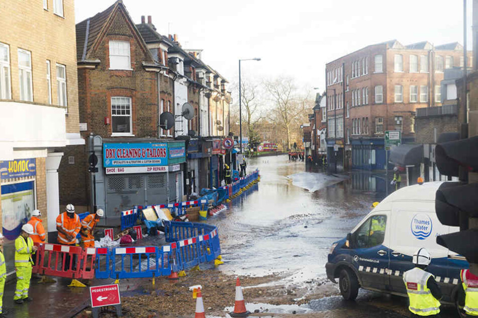 Bewohner und Rettungskräfte kämpften in Hackney gemeinsam gegen eine Überschwemmung.