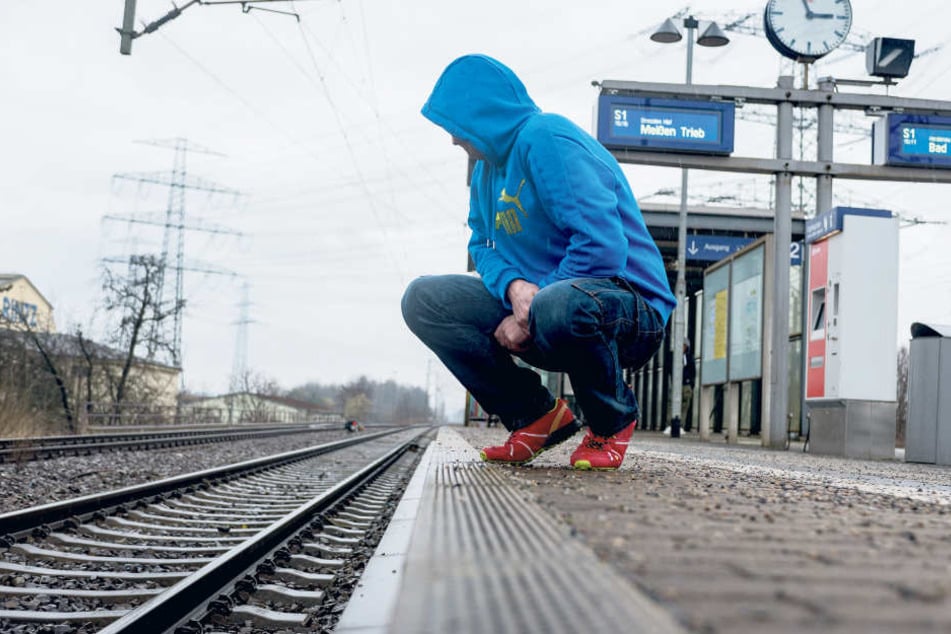 Familienvater René J. (40) aus Dresden kehrte zwei Tage nach der unfassbaren
Gewalttat an den Ort des Verbrechens zurück.