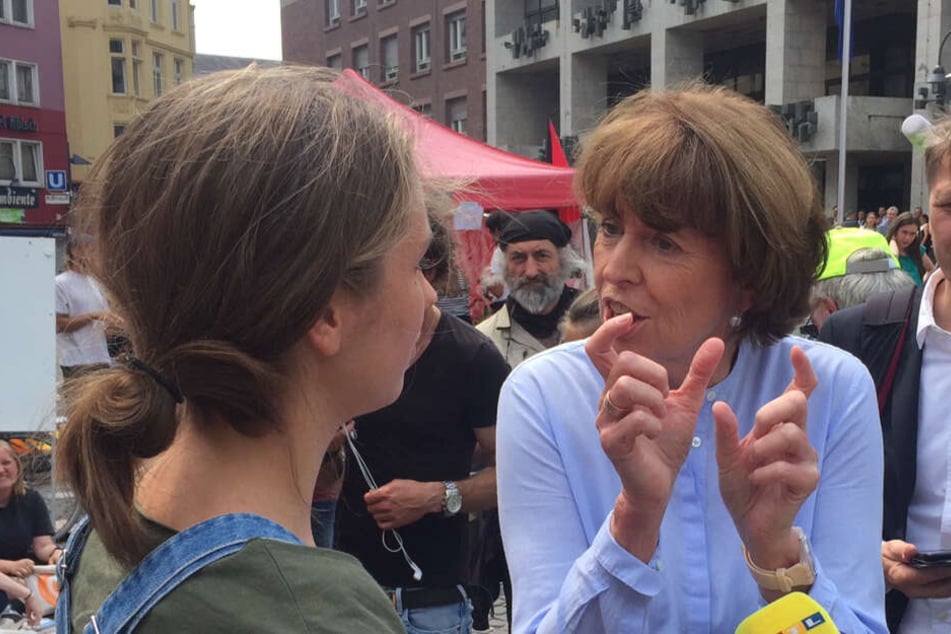 Henriette Reker versuchte im Gespräch mit einer Schülerin zu vermitteln, dass es neben dem Klimaschutz auch noch andere Themen gibt.