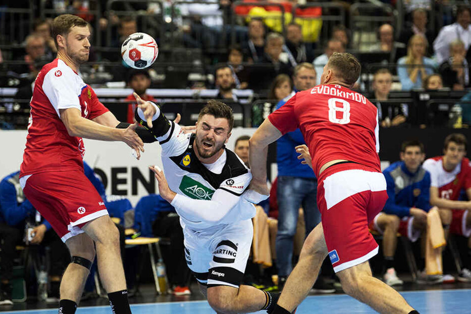 Schwer durchzukommen: Deutschlands Jannik Kohlbacher (M.) konnte die stabile russische Defensive in diesem Fall nicht überwinden.