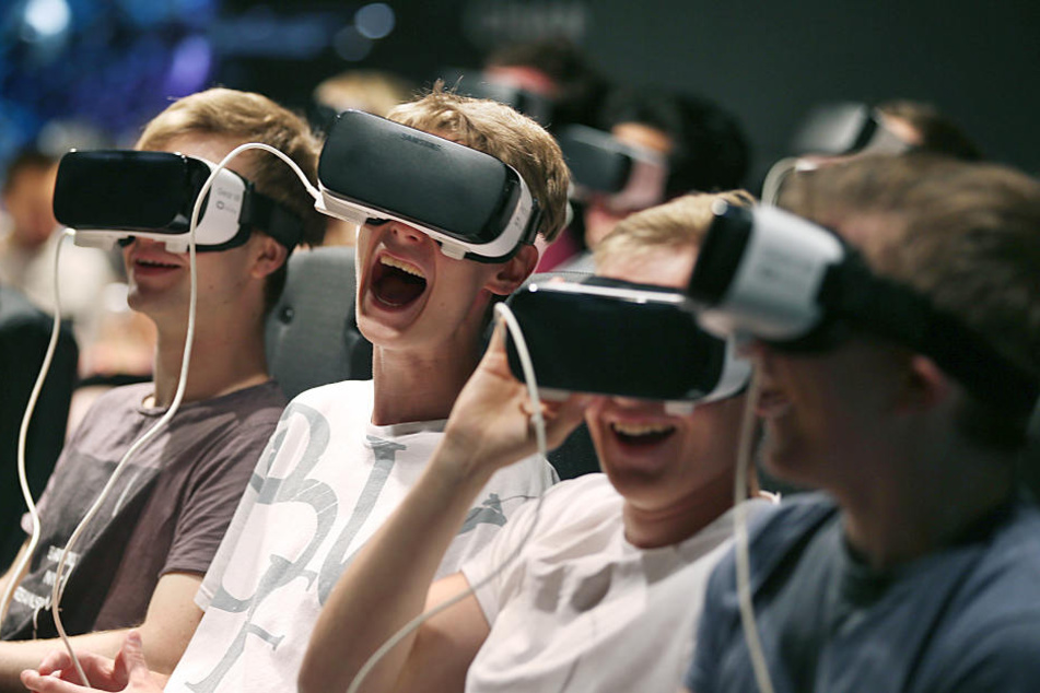 Besucher erleben mit VR-Brillen die virtuelle Realität.