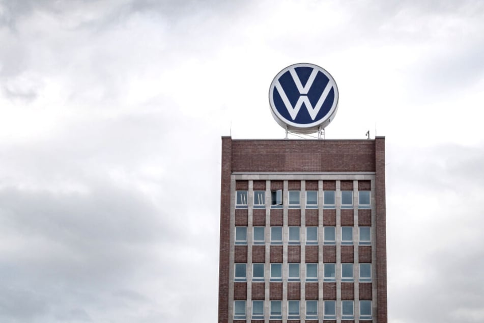 Das VW-Logo auf dem Verwaltungshochhaus.