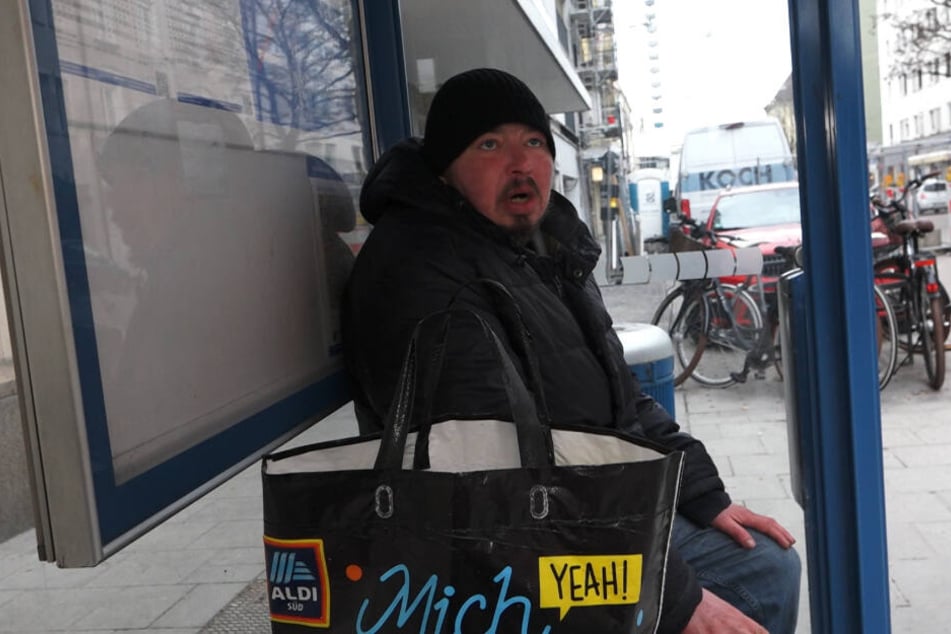 In einem Häuschen einer Bushaltestelle kann sich Nico wenigstens vor dem eisigen Wind schützen.