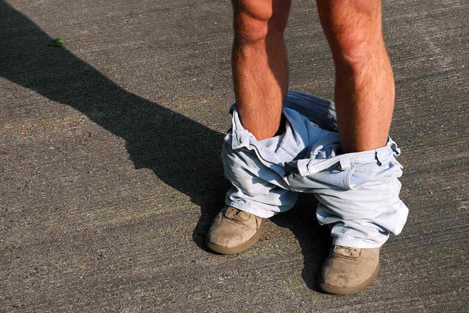Der nordafrikanisch aussehende Mann entblößte sich am Johannisplatz vor den Frauen. (Symbolbild)