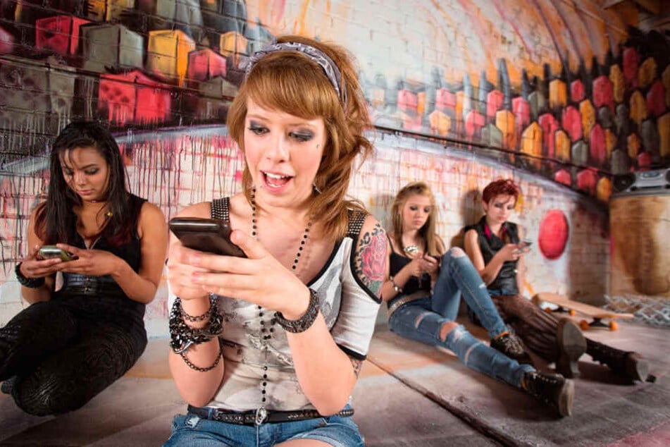 Chatten, surfen, spielen, shoppen und den Partner fürs Leben suchen: Das Smartphone hat längst alle Lebensbereiche erobert - oft zum Leidwesen von Angehörigen oder der Umgebung.