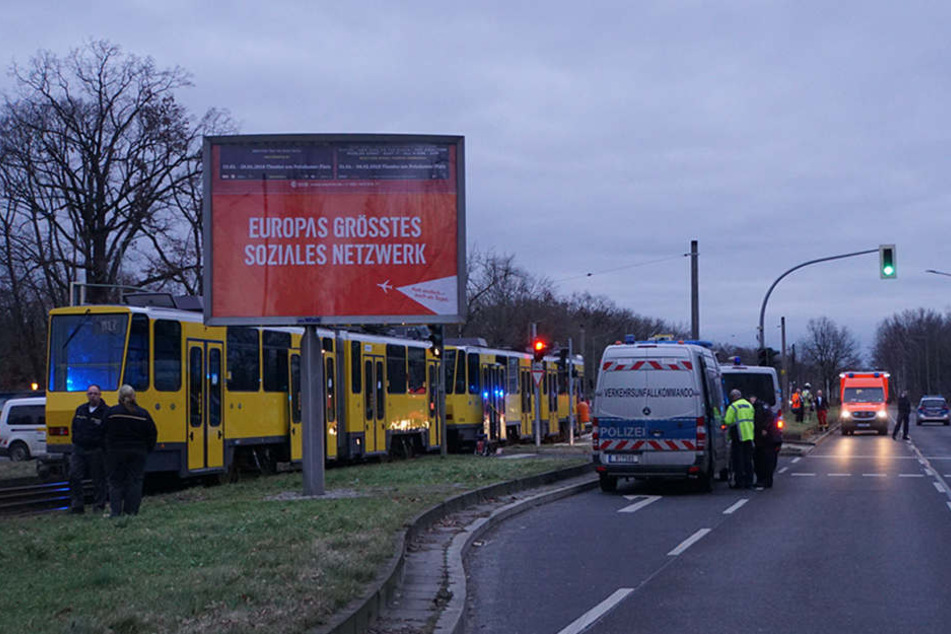 Die Treskowallee wurde zur Unfallaufnahme in beiden Richtungen voll gesperrt.