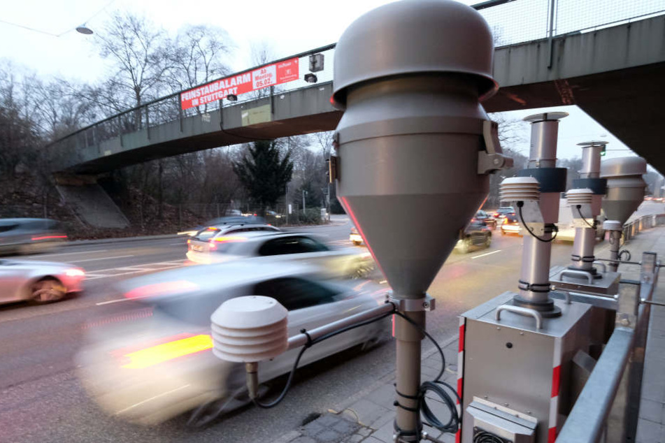 IAb Dienstag sollen Autofahrer auf den Bahnverkehr umsteigen.