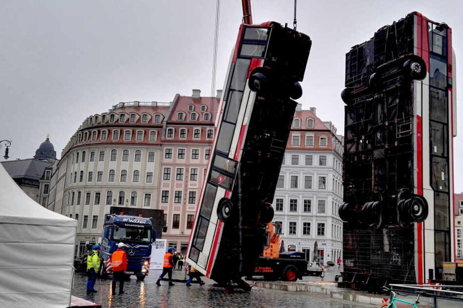 Am Dienstagmorgen fuhren Kräne auf den Neumarkt. Der Abbau der Busse hat begonnen.