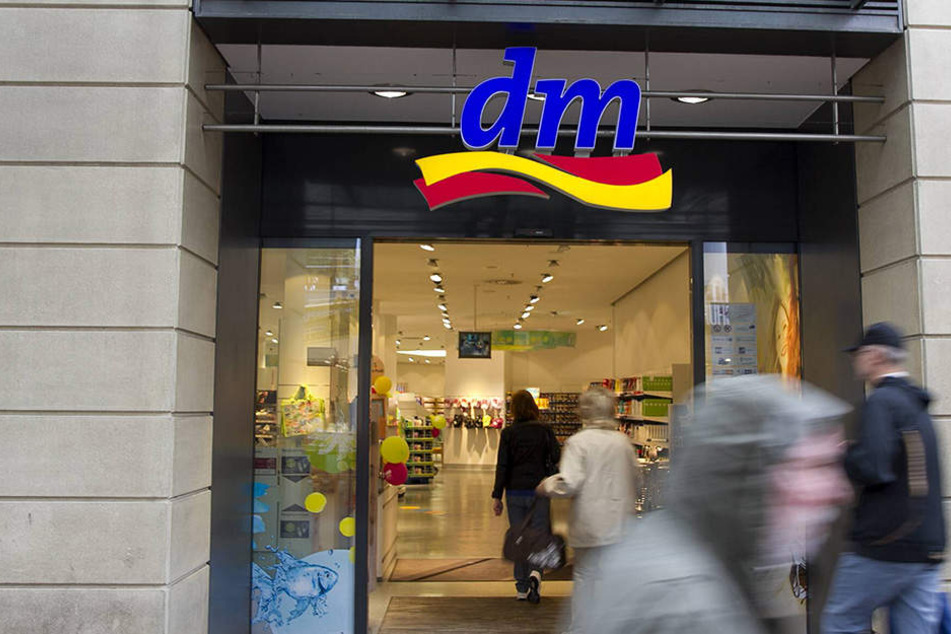 dm-Mitarbeiter sollen Sonderangebote bei der Konkurrenz aufkaufen.