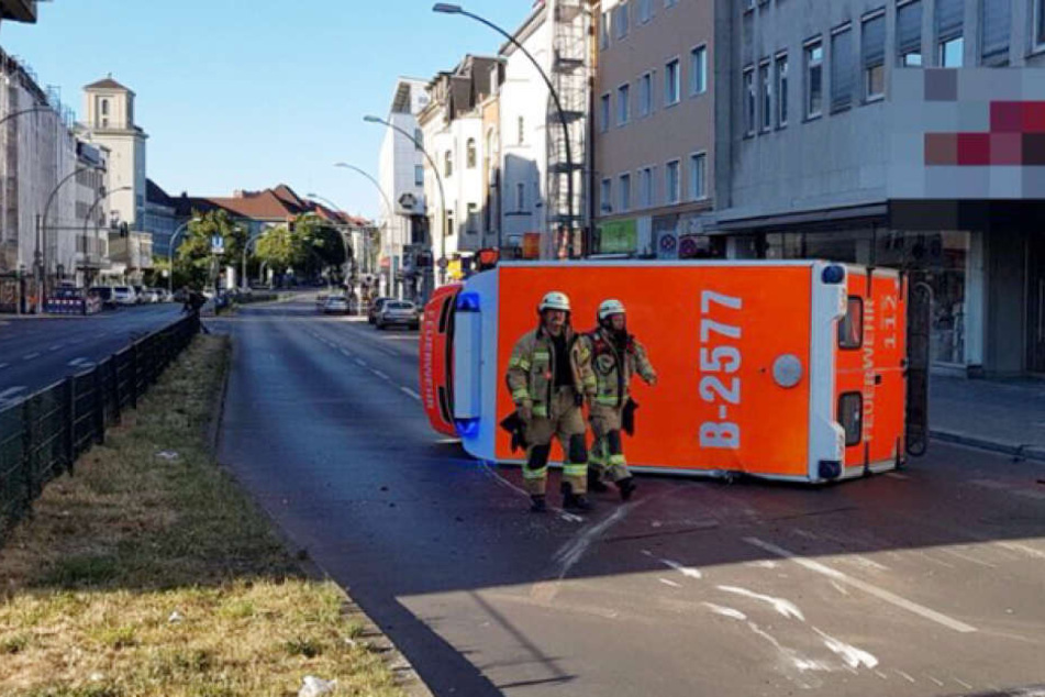 Der auf der Seite liegende Rettungswagen der Berliner Feuerwehr.
