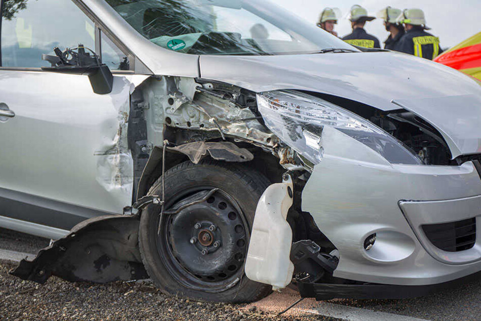 Die Fahrerin kam von der Straße ab und knallte mit ihrem Renault gegen einen Baum.