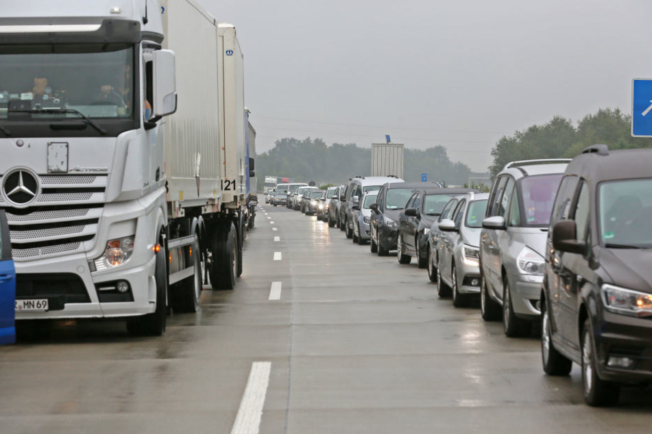 Die Rettungsgasse auf der A96 nutzte der Fahrer eines Geländewagens für seine freie Fahrt.