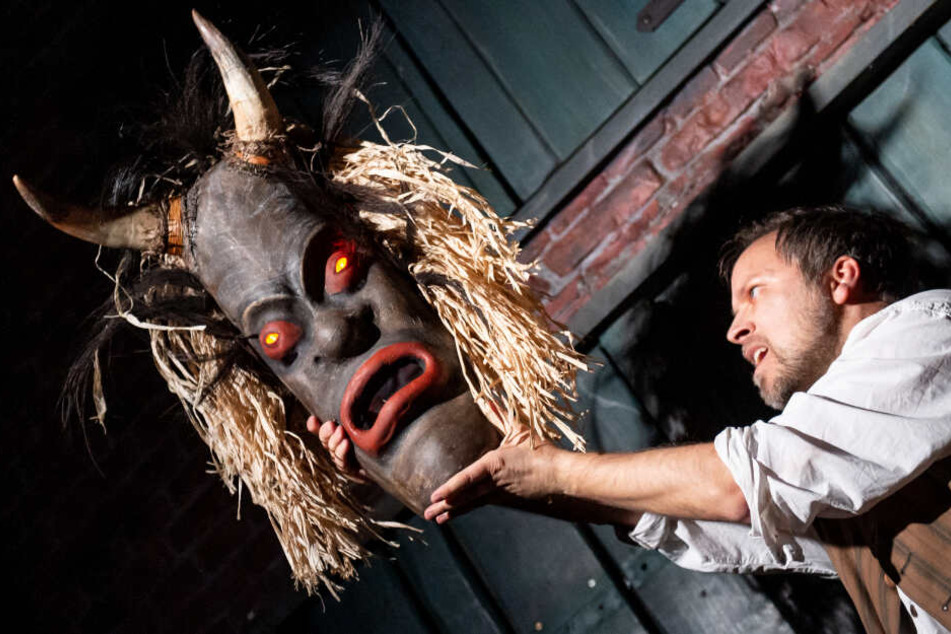Szene aus der Show "Der Fluch der Maske": Die Aufführung ist neuer Bestandteil des Show-Museums in der historischen Speicherstadt.