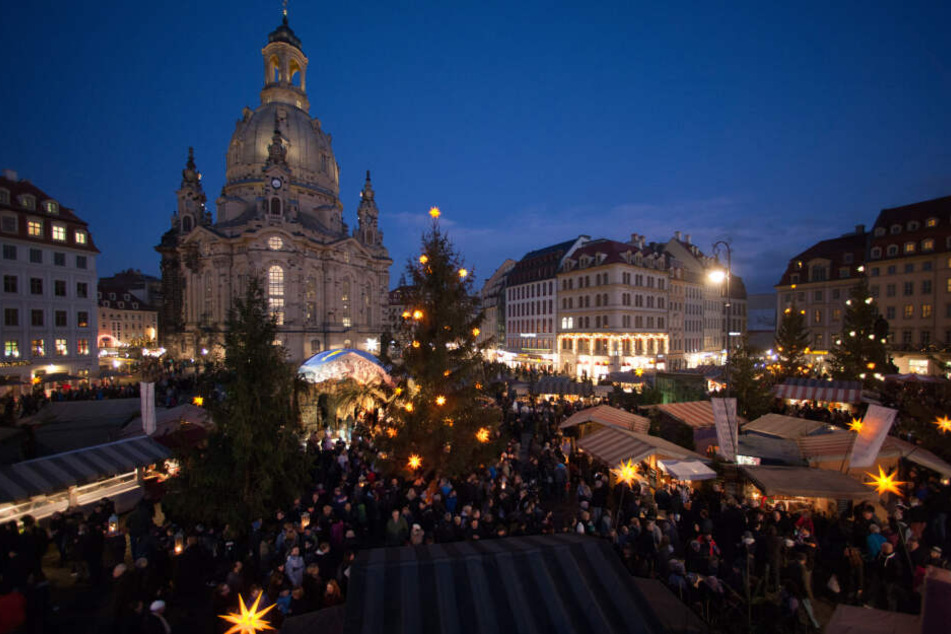 Der historische Weihnachtsmarkt erstrahlt vor der imposanten Frauenkirche.