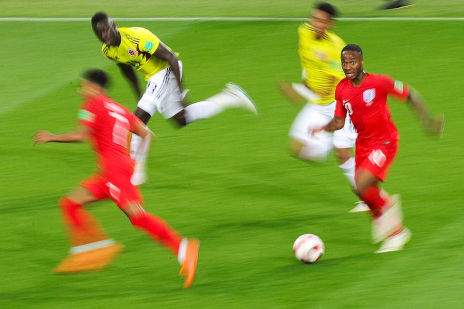 Wie ein Blitz: Englands pfeilschneller Raheem Sterling (r.) setzt zum Tempodribbling an, kann aber noch rechtzeitig gestoppt werden.