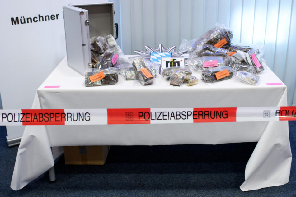Sichergestelltes Haschisch und Marihuana sind bei einer Pressekonferenz der Münchner Polizei zu sehen.