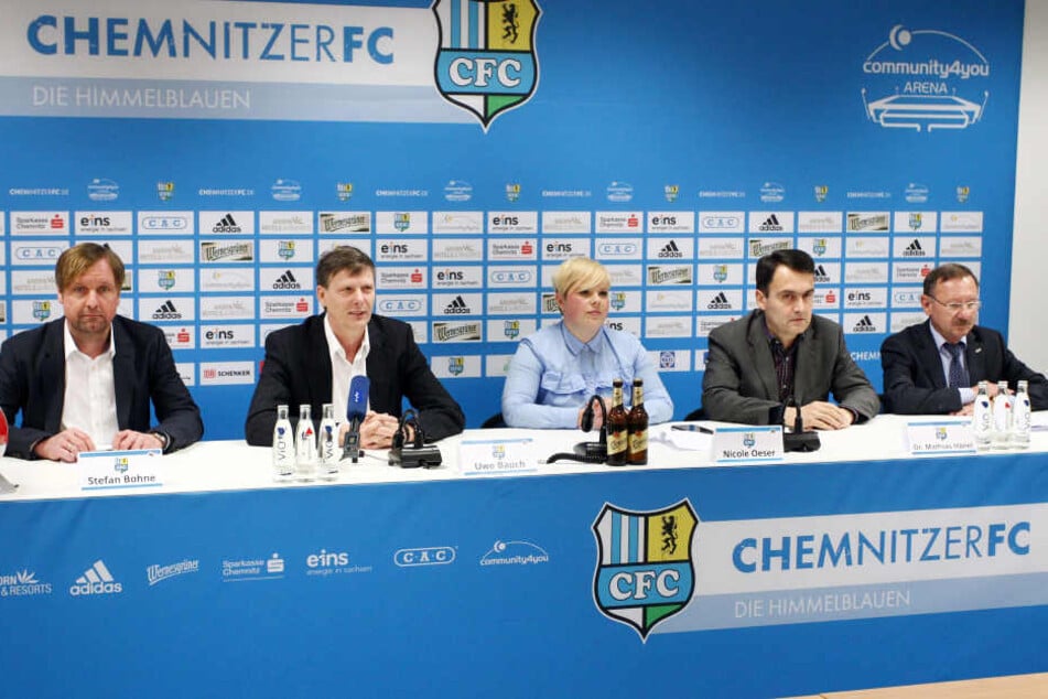 Am Donnerstag wurde der neue CFC-Vorstand präsentiert (v.l.): Stefan Bohne, Uwe Bauch (Vorsitzender CFC-Aufsichtsrat), CFC-Sprecherin Nicole Öser, Dr. Mathias Hänel und Herbert Marquard.