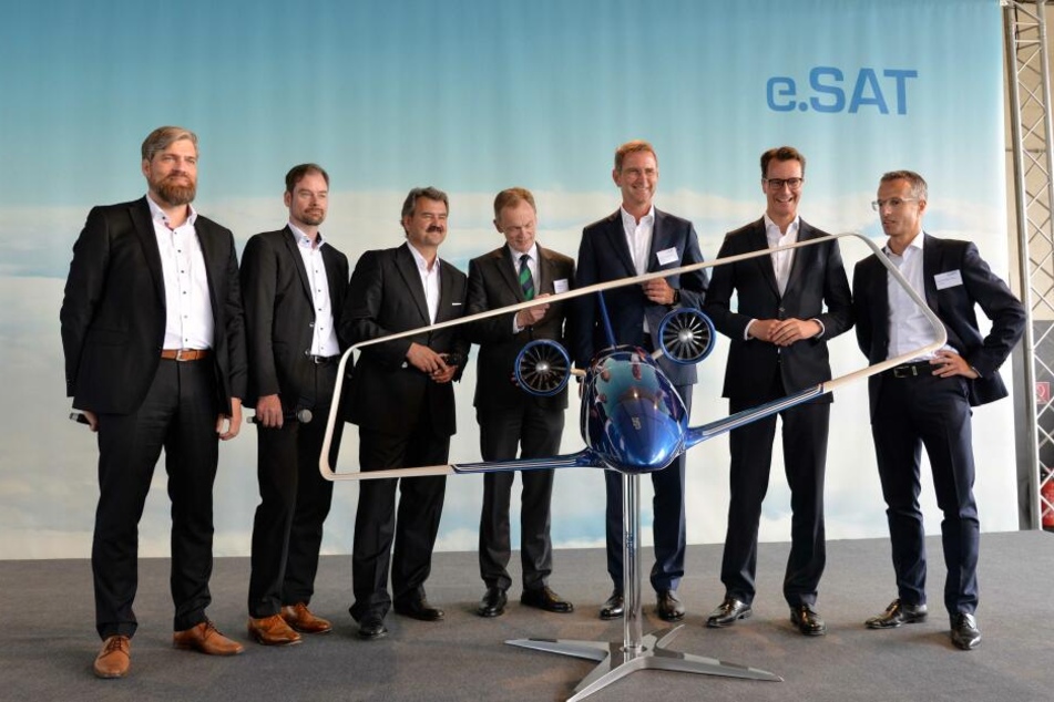 Enthüllung des Silent Air Taxi Modells in Aachen. NRW-Verkehrsminister Hendrik Wüst (2. von rechts) mit Vertretern der e.SAT GmbH und der Landesregierung.