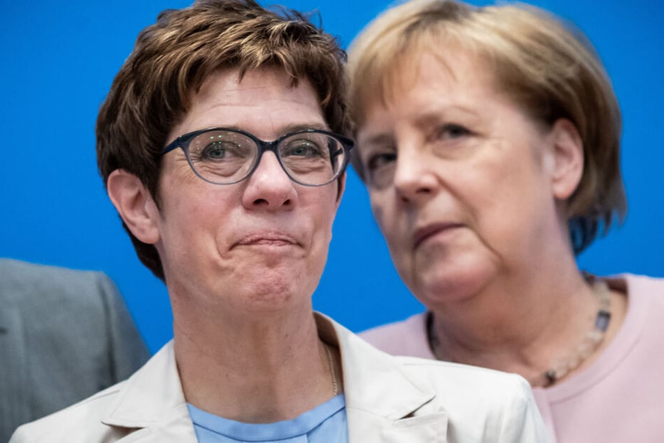 Angela Merkel (r.) hat Annegret Kramp-Karrenbauer (l.) gegen Kritik verteidigt, weil diese das Amt der Verteidigungsministerin entgegen früheren Ankündigungen übernahm.