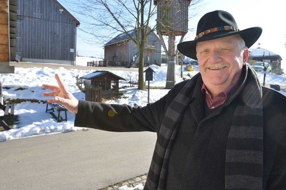 Bürgermeister Joachim Rudler (66, CDU) ist von der Bienen-Idee begeistert. So können bald unter anderem Kinder im Zoo Honig ernten.