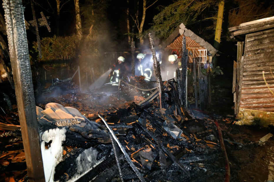 Die Feuerwehr konnte die Laube nicht mehr retten.