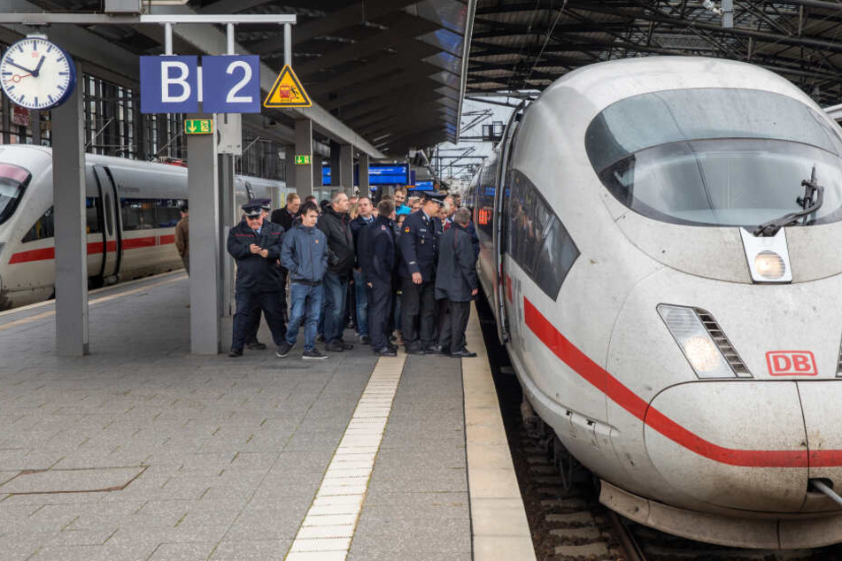 Über 300 Fahrgäste mussten in einen anderen Zug verteilt werden. (Symbolbild)