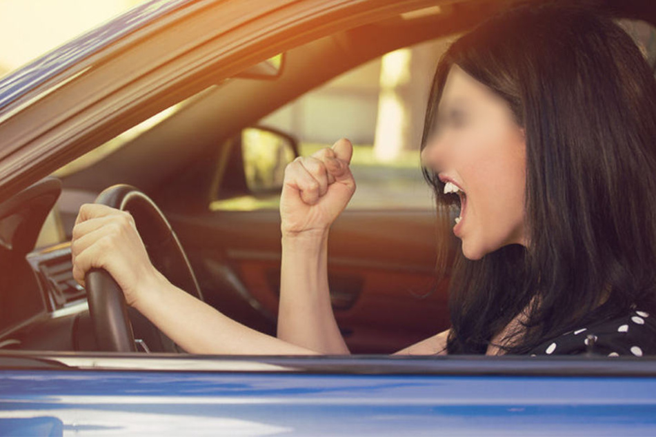 Sie versperrte einem anderen Autofahrer immer wieder den Weg. Allerdings flippte nicht der Mann, sondern die Frau selbst aus. (Symbolbild)