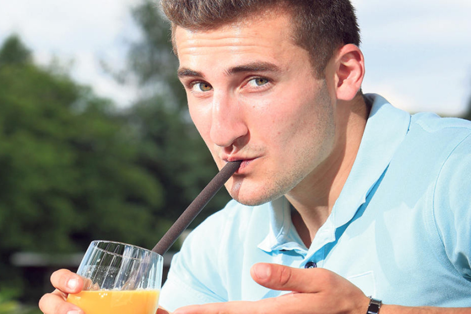 Jungunternehmer Konstantin Neumann (20) mit einem seiner essbaren Trinkhalme.