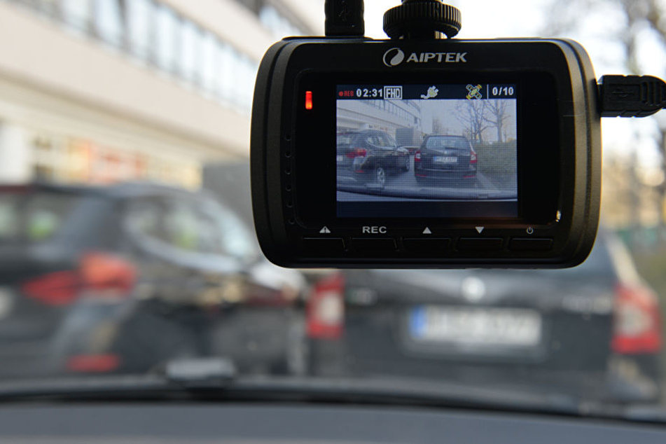 Ein Dashcam, also eine Kamera fürs Armaturenbrett, im Einsatz.