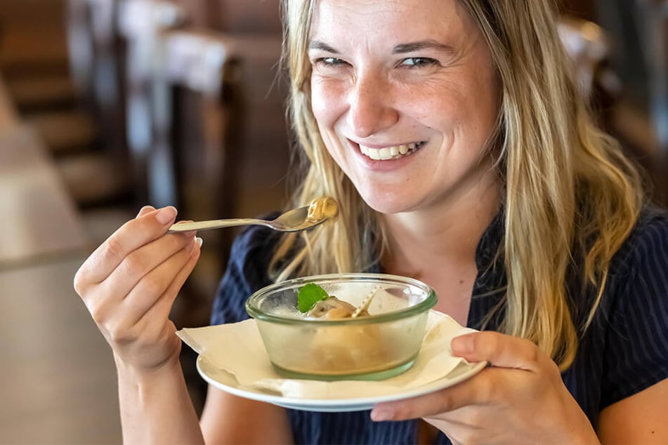 Redakteurin Julia Zube testete das Sauerbraten- und KoppBock-Eis.