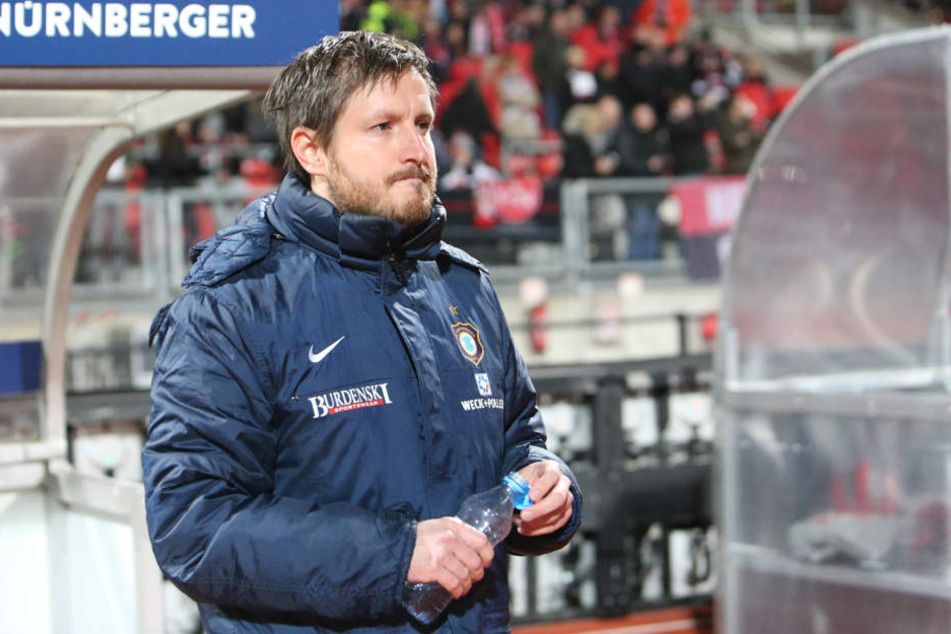 Hannes Drews war nach der Pleite in Nürnberg völlig fertig - aus der Auer Fankurve war wohl auch nicht nur Zuspruch gekommen...
